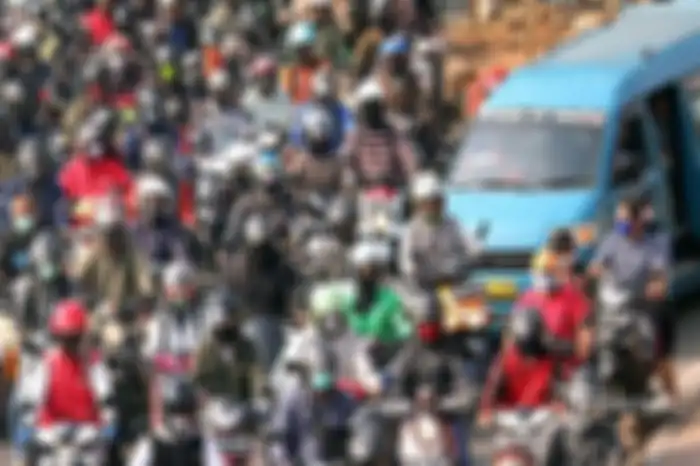 Sejumlah pengendara terjebak kemacetan dikawasan Lenteng Agung, Jakarta Selatan, Kamis (23/4/2020). Kepadatan kendaraan tersebut terjadi akibat adanya pengerjaan pembangunan flyover Lenteng Agung, Selain itu masih banyak warga yang melakukan aktivitas diluar rumah saat penerapan Pembatasan Sosial Be