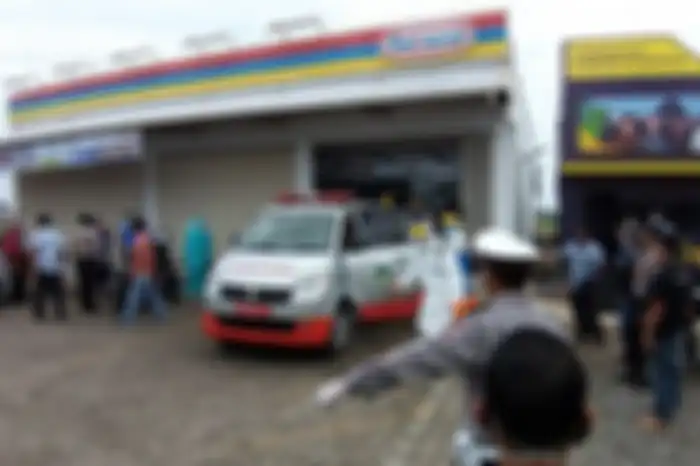 Seorang wanita pingsan di toilet minimarket setelh nekat mudik dari Madiun ke Pati dengan berjalan kaki karena tak ada angkutan umum.