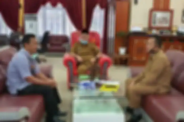Bupati Aceh Tengah, Shabela Abubakar (Tengah) saat berada diruang Pendopo Bupati Aceh Tengah.