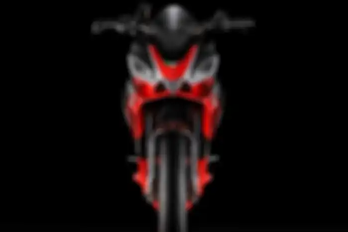 Kalau Aprilia RS660 mengedepankan desain sporty, Tuono 660 bakal tampil naked.