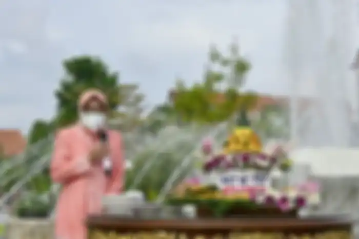 Wali Kota Surabaya Tri Rismaharini berpamitan kepada warga saat perayaan hari jadi Kota Surabaya.