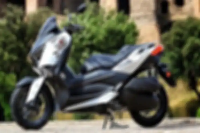 XMAX 300 dengan mesin 292 cc dengan tenaga sampai 27,6 dk pada 7.250 rpm.
