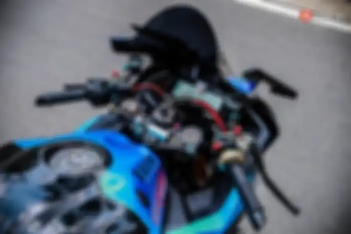 Yamaha R15 yang menjelma R1M ini memakai steering damper Matris.