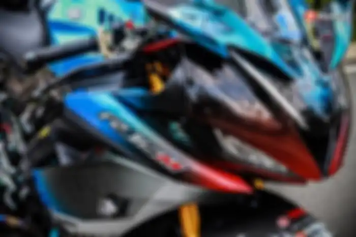 Mulai dari depan, muka Yamaha R15 ini terpasang semacam winglet ala Kawasaki H2R serta windshield smoke.