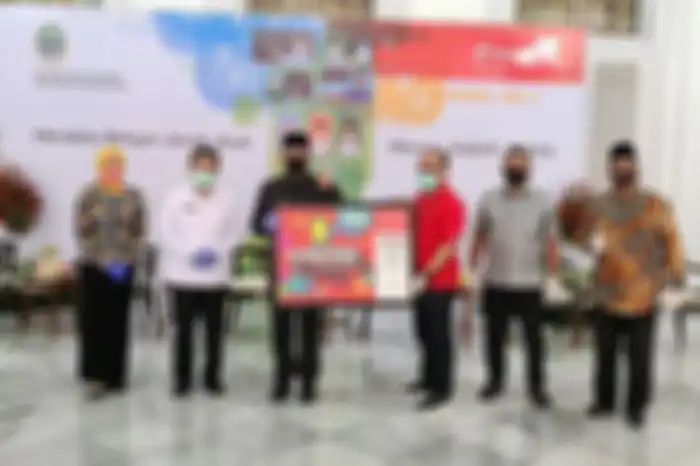 Telkomsel memberikan Kartu Internet Merdeka Belajar di Gedung Pakuan, Bandung (2/9).