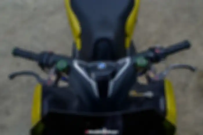 BMW C650 pakai sparepart istimewa.