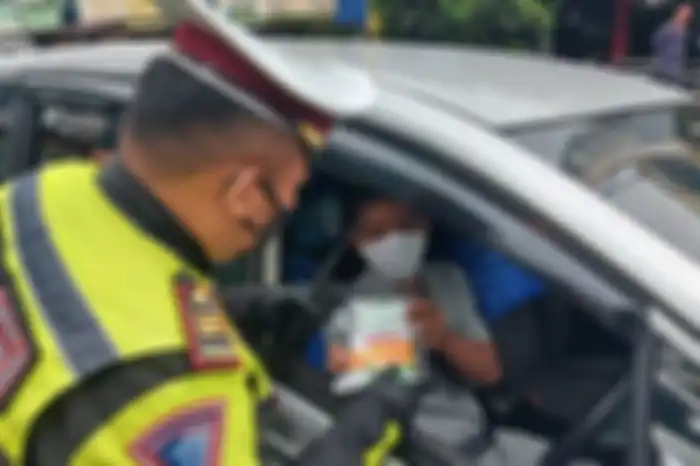 Satlantas Polresta Bandar Lampung memberikan masker sampai multivitamin.