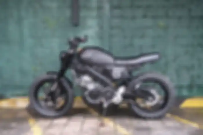 Yamaha XSR 155 berkelir hitam doff milik Irfan Bachdim digarap Treasure Garage Bali.