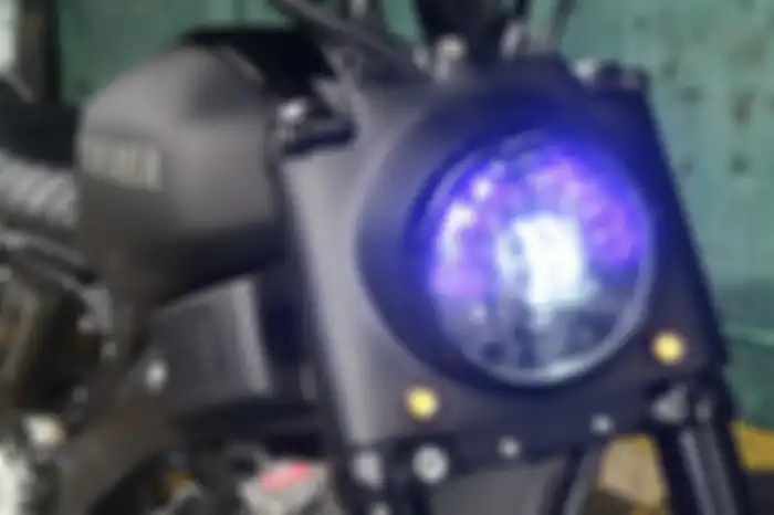 Yamaha XSR 155 pakai headlamp LED daymaker 5 inci dengan cover custom.