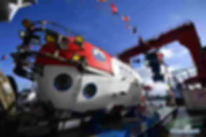 Kapal penyelamat China Tan Suo 2 sudah bekerja untuk evakuasi KRI Nanggala-402. China dituding mencuri data Laut Indonesia dengan cara ini.