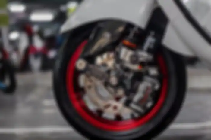 Kaki-kaki menjadi daya tarik utama di modifikasi Vespa Sprint ini.