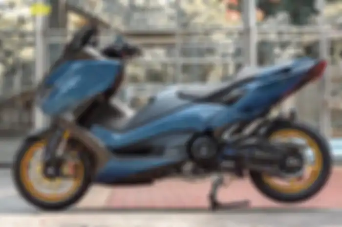 Tampak kiri Yamaha TMAX 560 Tech Max yang sudah kena modifikasi total.