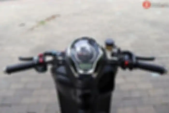 Area kokpit Honda Scoopy 2021 ini bertabur aksesoris mewah.