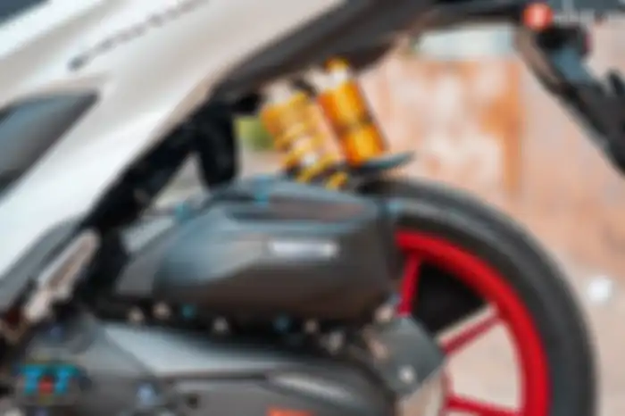Di area belakang tampak sokbreker Ohlins terpasang.