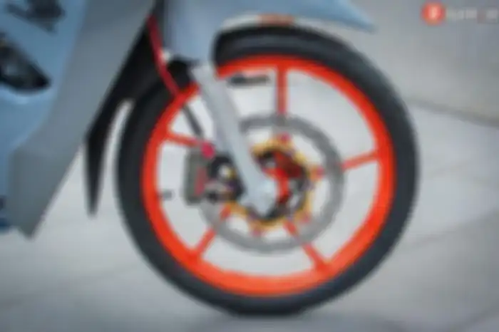 Pelek pakai RCB berkelir oranye. Kaliper rem dan cakram menggunakan Brembo.