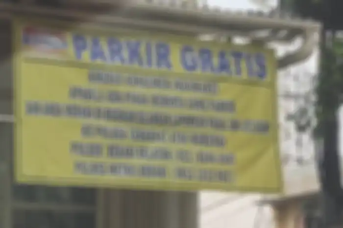 Viral spanduk Indomaret, tukang parkir bisa dilaporin ke polisi hingga masuk penjara.