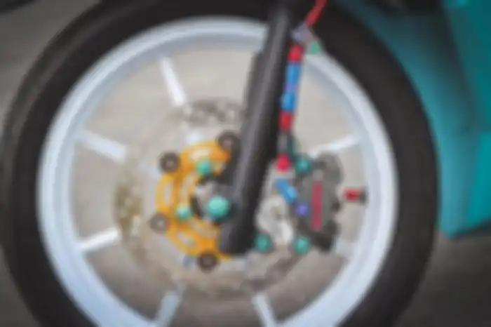 Pelek pakai RCB. Pengereman diupgrade dengan Brembo.