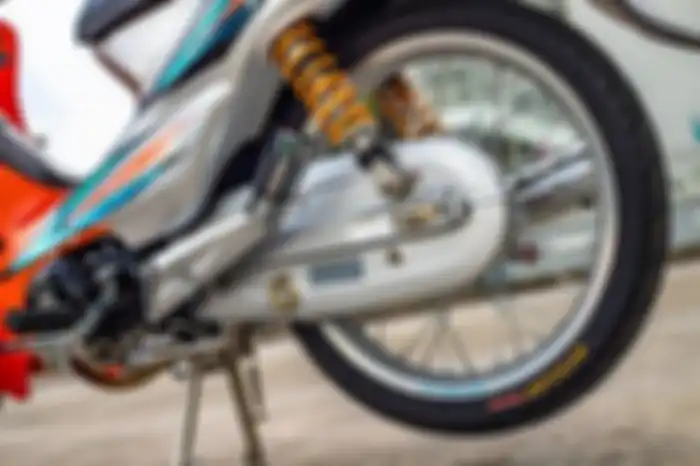 Sokbreker Ohlins terpasang di belakang.