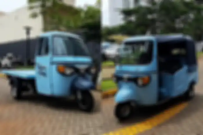 Piaggio Ape E-Xtra (kiri) dan Piaggio Ape E-City (kanan)