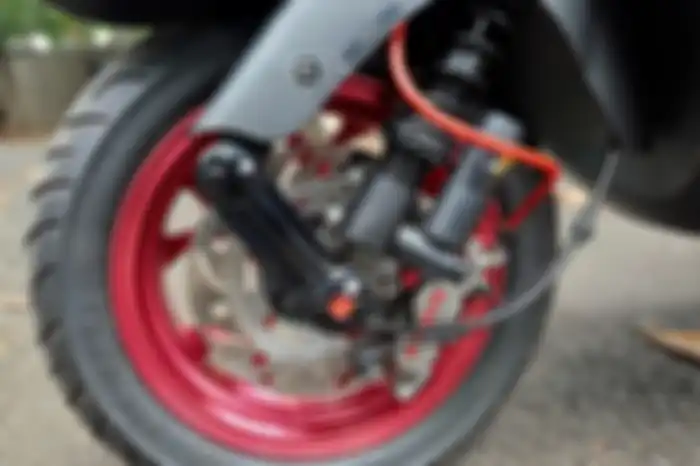Kaki depan kena upgrade, seperti disc brake Marus, kaliper rem Brembo 4 piston, breket Tony Scooter, dan sokbreker Zelioni.