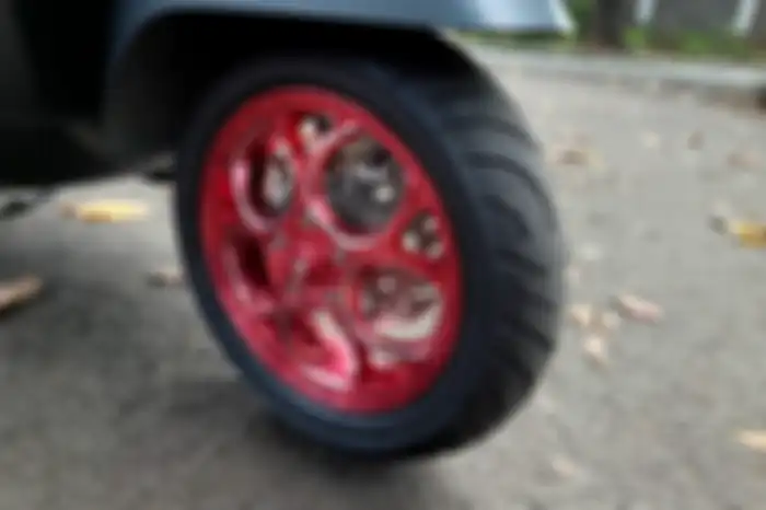 Paling mencolok dipasang pelek Marus Special Colour W252 Red Edition.