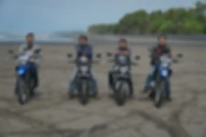 Peserta mini touring menggunakan motor Yamaha XSR 155 dan WR 155 R di Pantai Pasut.