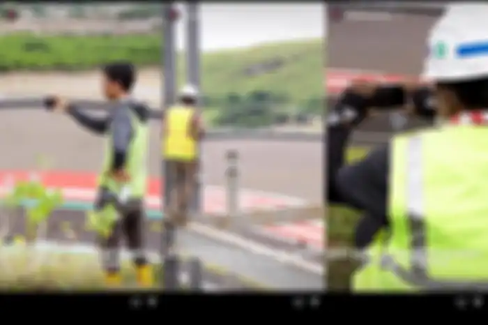 Pemandangan kuli proyek Sirkuit Mandalika nonton tes pramusim MotoGP juga dibagikan dalam Instagram Story akun resmi Red Bull KTM Factory Racing.