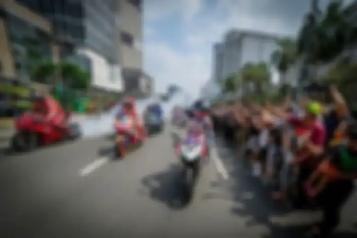 Para pembalap MotoGP menyapa penggemar saat parade di Jakarta