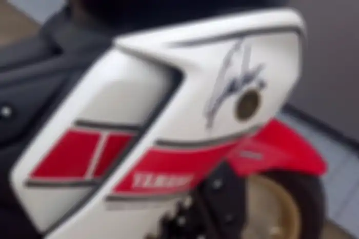 Ada tanda tangan Fabio Quartararo di Yamaha All New Aerox 155 Connected.