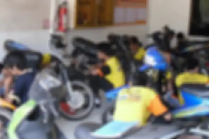 Setiap siswa dapat satu mesin motor untuk dibongkar pasang