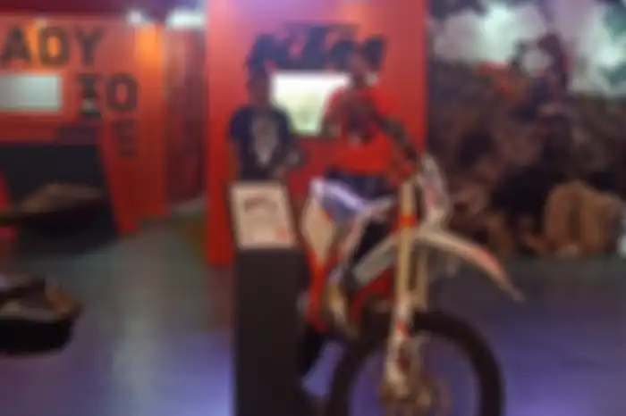 Ari Wibowo (kanan) dan Joel Mastana (kiri) di both KTM IIMS 2022.