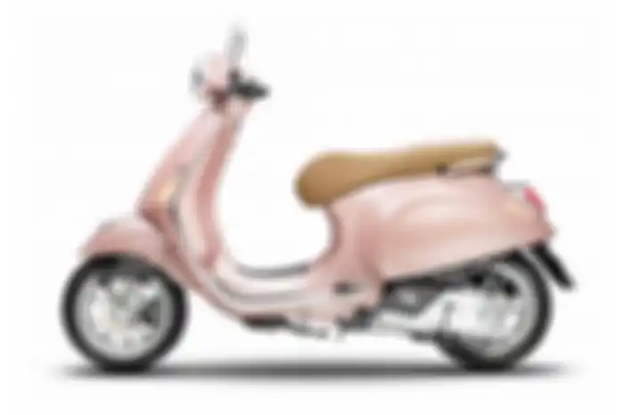 Vespa Primavera dibalut warna Pink Rosa dan jok coklat.