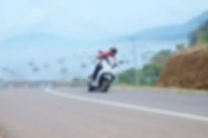 Ilustrasi perjalanan jarak jauh naik motor matic.