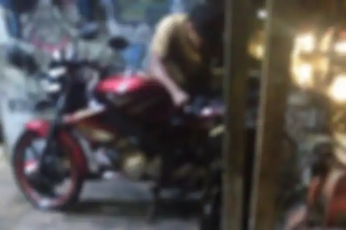 Sedih, cerita pemudik motor balik ke Karawang, ketiban sial motor rusak berkali-kali, sampai harus buka amplop THR anak.