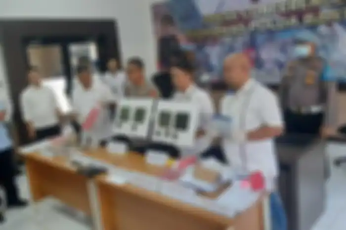 Kasubdit 1 Indag Ditreskrimsus Polda Banten Kompol Condro Sasongko (kanan) menunjukan barang bukti dari SPBU di Kibin, Kabupaten Serang, Banten.