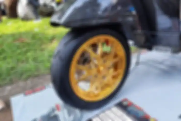 Pelek ring 10 standar Vespa Excel 200 diganti dengan pelek Arcello Forte Gold ring 12.
