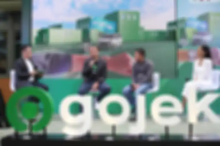Head of Global Marketing Gojek Amanda Parikesit (dua dari kanan) dan Praktisi Perilaku Konsumen, Yuswohady (dua dari kiri) dalam Peluncuran program Jaminan Penjemputan Tepat Waktu,