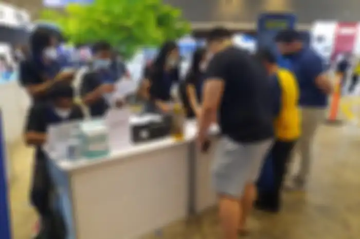 Meja registrasi untuk mendaftar test ride motor listrik di PEVS 2022.