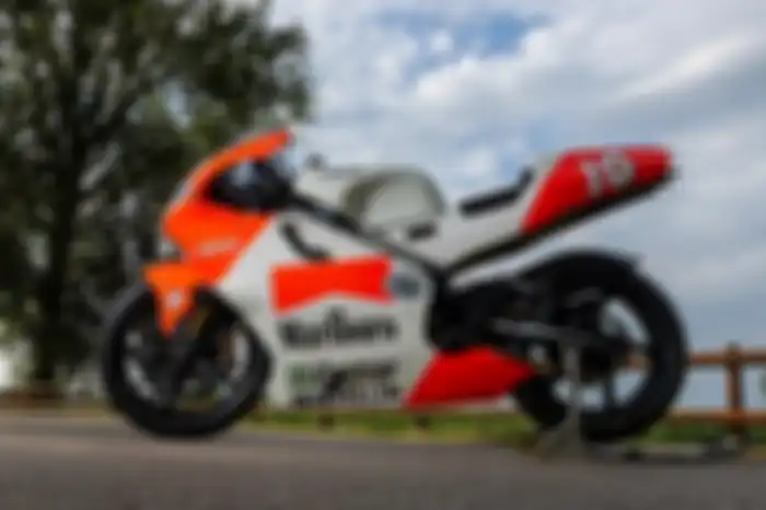 Motor GP 500 2-tak Yamaha YZR500 OWJ1 tahun 1996 dijual.