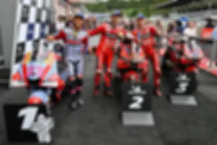 Baris pertama grid MotoGP Austria 2022, Enea Bastianini (kiri), Francesco Bagnaia (tengah) dan Jack Miller (kanan).