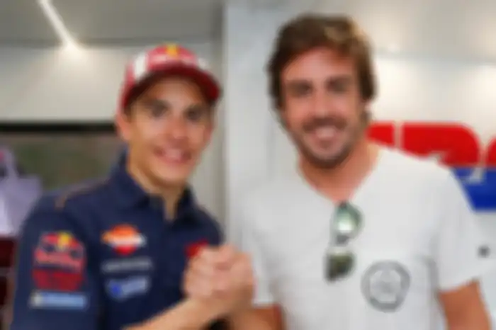 Fernando Alonso (kanan) bertemu Marc Marquez (kiri).