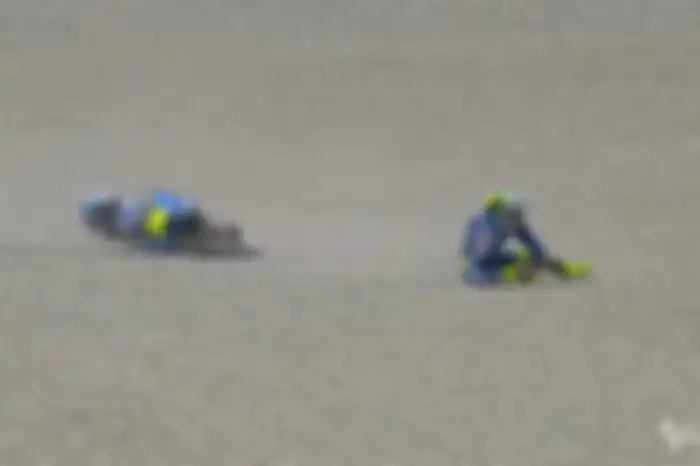 Joan Mir crash di Race MotoGP Austria 2022, Minggu (21/8/2022). Harus absen dari MotoGP San Marino 2022 mendatang.
