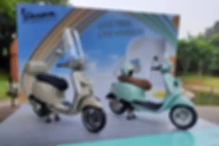 Vespa Primavera S (kiri) dan Vespa Primavera (kanan).