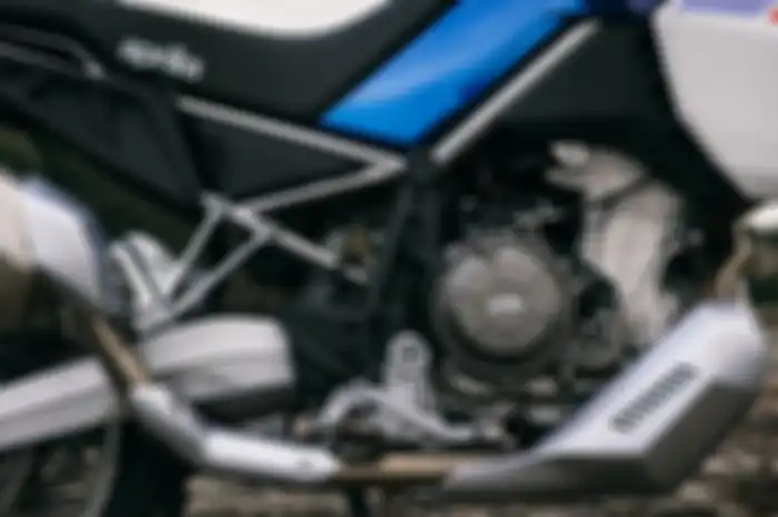 Mesin twin silinder 659 cc 8-klep DOHC berpendingin air terpasang di Aprilia Tuareg 660.