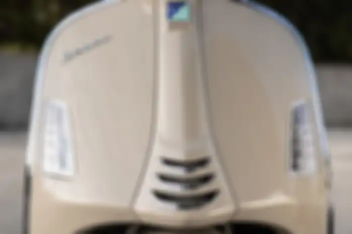 Ubahan minor pada desain Vespa GTS 2023, dasi atau cover horn lebih menggembung.