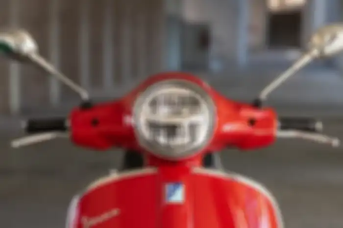 Vespa GTS 2023 masih dibekali lampu utama bulat LED, ubahan terdapat pada desain spion yang melancip mirip Vespa Sprint 150.