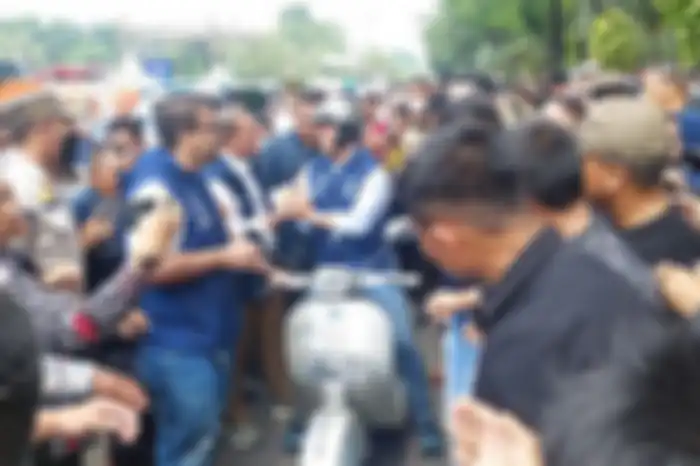 Anies Baswedan tinggalkan Balai Kota DKI Jakarta naik Vespa Sprint, Minggu (16/10/2022).