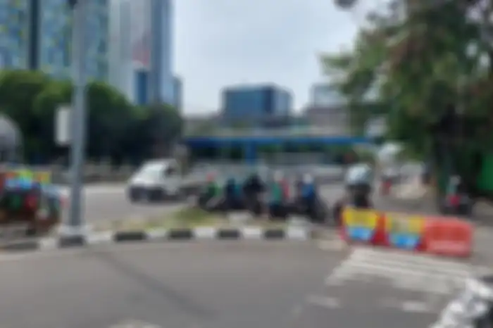 Sejumlah pemotor nekat melawan arus di persimpangan Jalan Gajah Mada, Tamansari, Jakarta Barat, Kamis (27/10/2022).