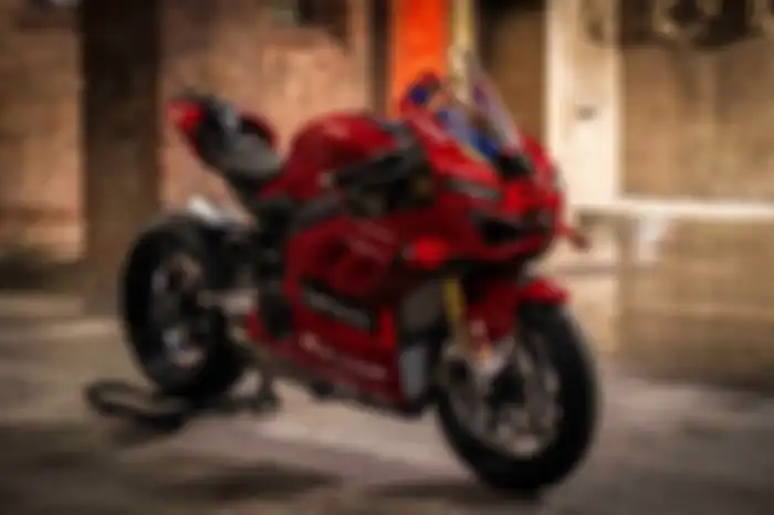 Ducati Panigale V4 S dibalut livery Desmosedici GP22 tunggangan Pecco Bagnaia.