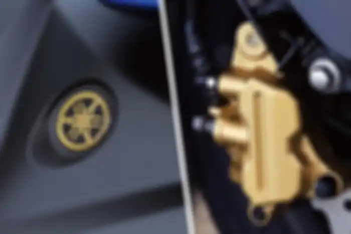 Emblem Yamaha dan kaliper rem depan dibalut warna emas.